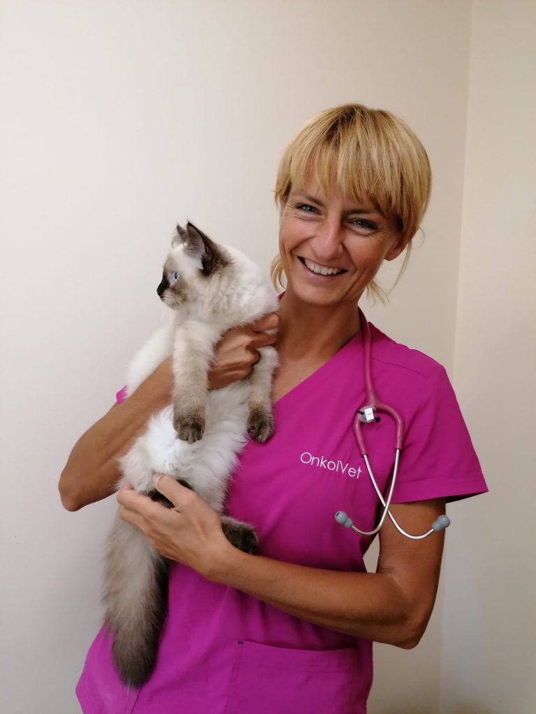 lekarz weterynarz Aleksandra Marcinowska w towarzystwie pięknej kotki Penelopy